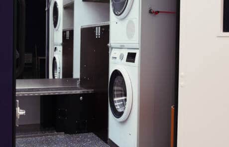 Die perfekte Ergänzung für Dreharbeiten ist unser Garderobenmobil mit Waschmaschine, Trockner und je ca. 160 l Frisch- und Abwassertank. GRIZZLY Filmbau GmbH Ihr Partner für Mietfahrzeuge, Filmservicefahrzeuge und Kulissenbau.