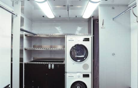 Die perfekte Ergänzung für Dreharbeiten ist unser Garderobenmobil mit Waschmaschine, Trockner und je ca. 160 l Frisch- und Abwassertank. GRIZZLY Filmbau GmbH Ihr Partner für Mietfahrzeuge, Filmservicefahrzeuge und Kulissenbau.