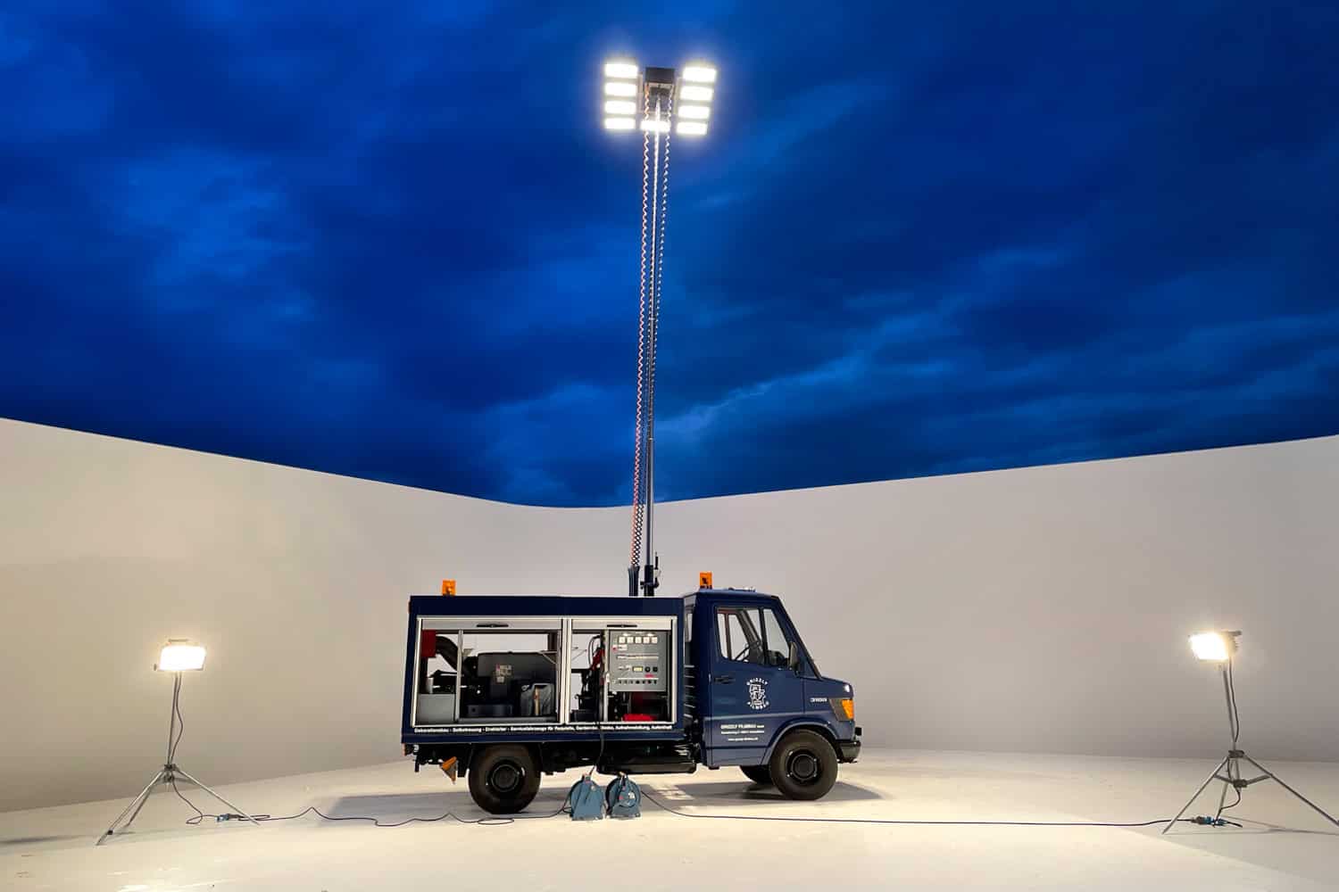 Unser Lichtmastwagen ist ausgestattet mit einem 7m hohen Lichtmast, mit 9 Halogenstrahlern mit je 1.500 W Leistung und integriertem Dieselaggregat mit 20KW. GRIZZLY Filmbau GmbH Ihr Partner für Mietfahrzeuge, Filmservicefahrzeuge und Kulissenbau.