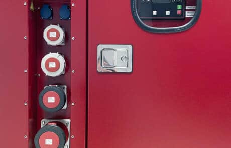 Genügend Strom am Set liefert der Stromaggregat 80 KW Stage IIIA, mit den Anschlüssen: 1 x 125A, 1 x 63A, 1 x 32A, 1 x 16A, 2 x Schuko, Tankvolumen: 550l, Verbrauch: 50% Leistung -13,2l, Sprinter mit Regaleinbauten ist inkl. GRIZZLY Filmbau GmbH Ihr Partner für Mietfahrzeuge, Filmservicefahrzeuge und Kulissenbau.